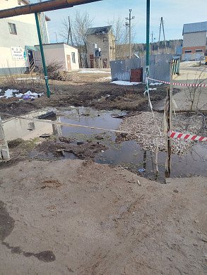 В Шуйском районе не знают, когда справятся с ямой на улице
